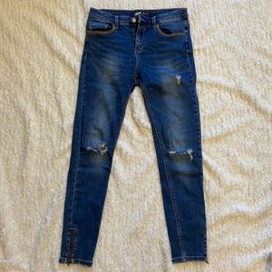 SUPER CUTE!! skinny jeans with detailing.